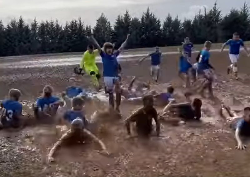 [VIDEO] Ponos Dugopolja; mladi nogometaši kako se valjaju u blatu i uživaju postali su hit dana
