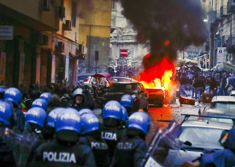 Zna se broj uhićenih navijača i ozlijeđenih policajaca nakon nereda u Napulju; žalosno što se događa...