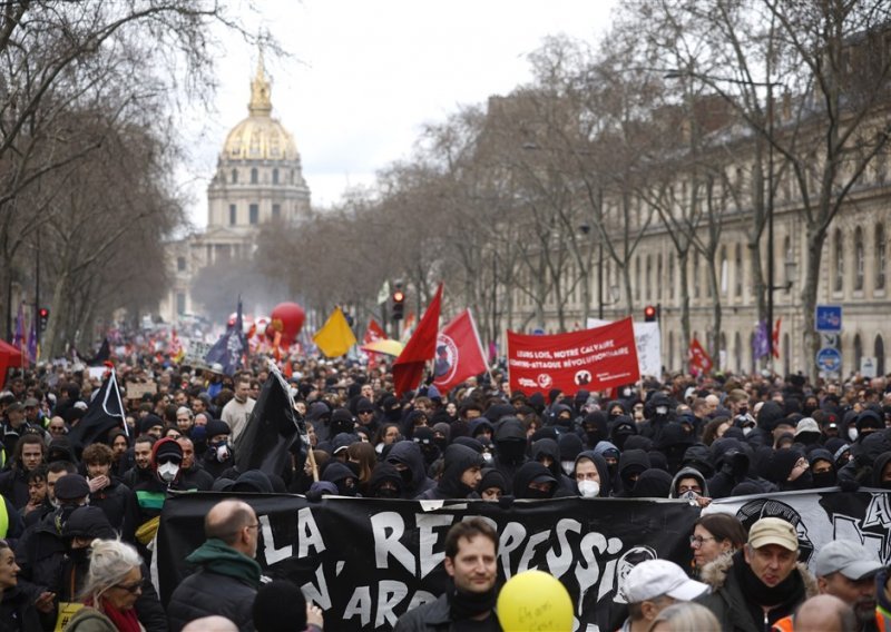 Treća noć sukoba pariške policije i prosvjednika oko Macronove mirovinske reforme