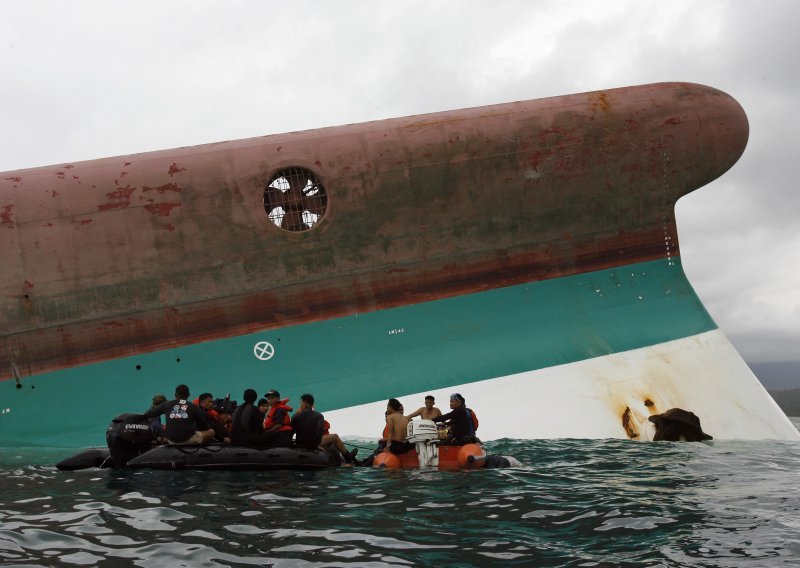 U brodolomu poginule najmanje 73 osobe