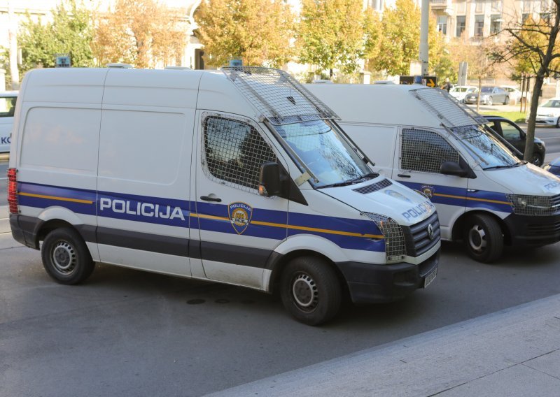 Slovenka se u Trogiru zabila u parkirani kombi, oba vozila završila su u moru