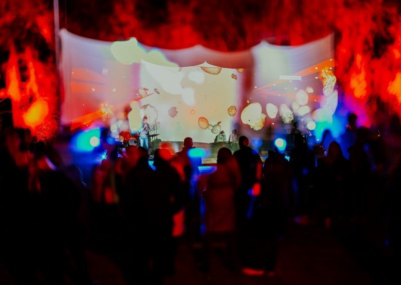 Šibenski vizualni spektakl za zatvaranje Festivala svjetla: Nevjerojatan spoj glazbe, svjetla i pokreta na Tuškancu