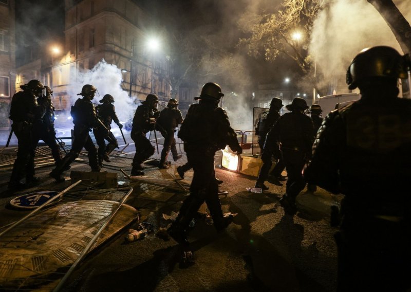 U sukobu s prosvjednicima kod rafinerije blizu Marseillea teško ozlijeđena tri policajca