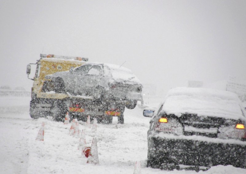 Snijeg otežava promet u Lici i Gorskom kotaru