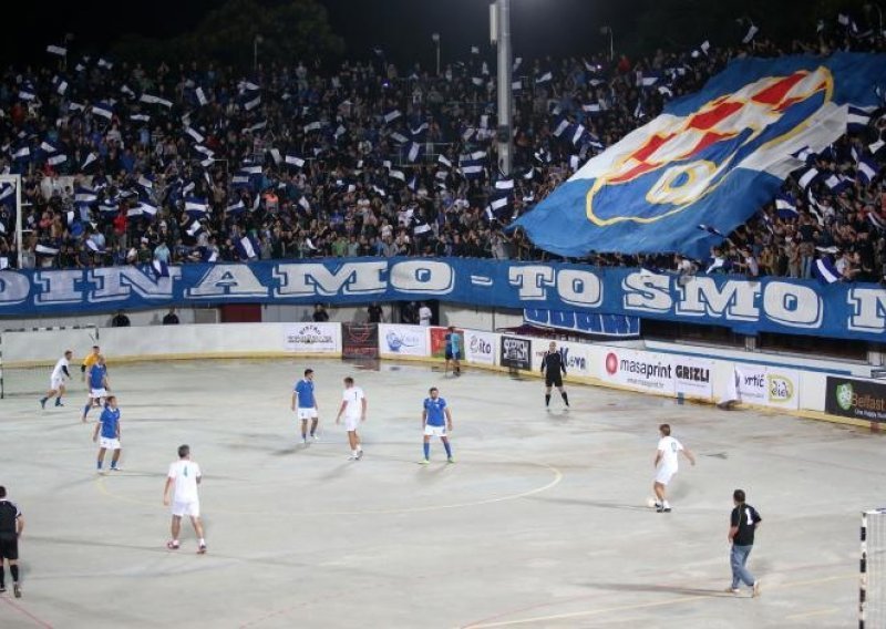 Navijački delirij na predstavljanju MNK Dinamo