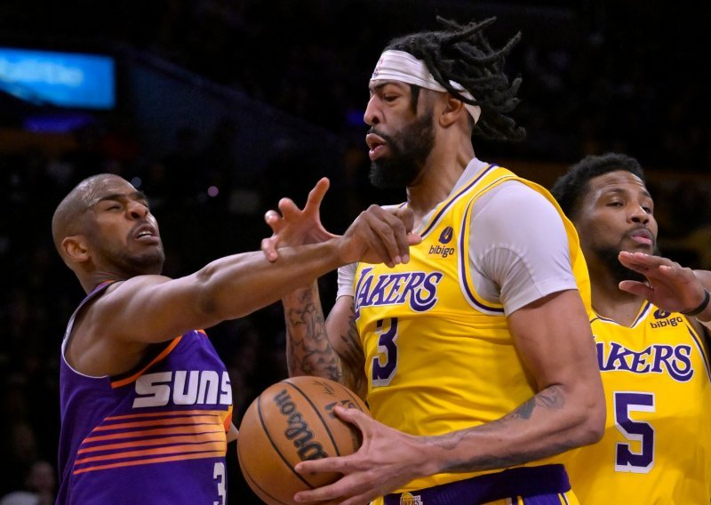 Velika pobjeda Lakersa u borbi za play-off; vlasnik Dallasa poludio zbog 'najveće sudačke pogreške u povijesti NBA-a'