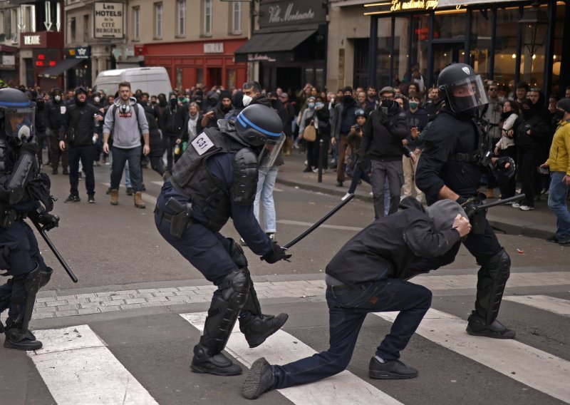 Francuzi spremni za još jedan dan prosvjeda, Macron prkosno brani novi zakon i optužuje ljevicu