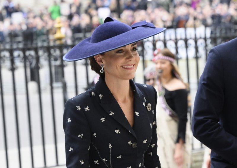 Kate Middleton kakvu nikad ne viđamo: Do sada neobjavljena fotografija sa vjenčanja njezinog brata otkriva zanimljiv detalj