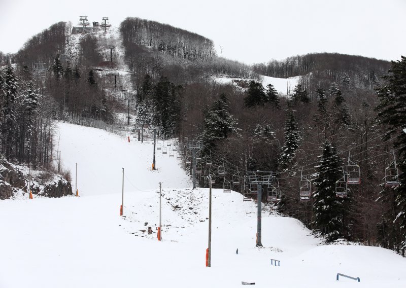 [FOTO] Snijeg zabijelio skijalište na Platku