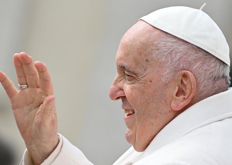Papa Franjo izašao iz bolnice: 'Još sam živ'