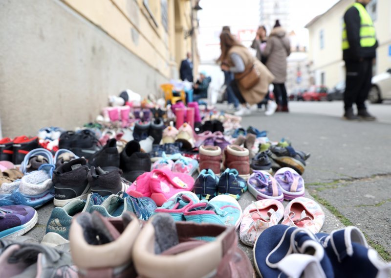 Performans roditelja odgojitelja: Tisuću dječjih cipelica pred sjedištem zagrebačke skupštine