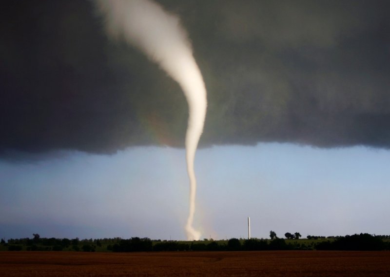 Tornado protutnjao srednjim istokom SAD-a i ubio najmanje troje ljudi