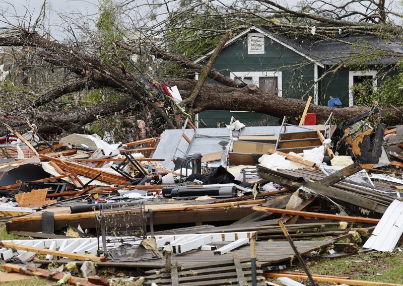 Broj poginulih u snažnom nevremenu u SAD-u narastao na šest: Tornado nosio krovove zgrada