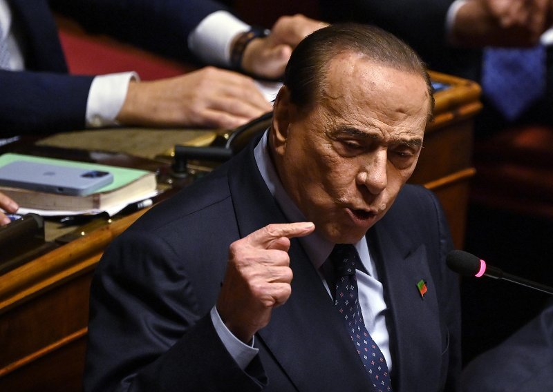Berlusconi završio na intenzivnoj njezi u bolnici u Milanu
