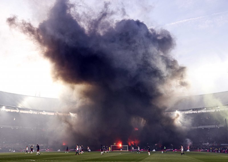 Ajax sretniji nakon kaosa u Rotterdamu; gorio stadion, Klaassen pogođen u glavu