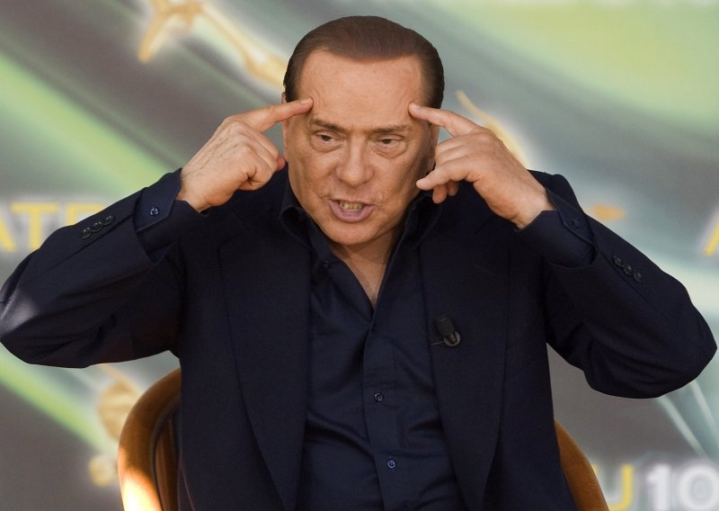 Berlusconi najavio da ostaje u politici