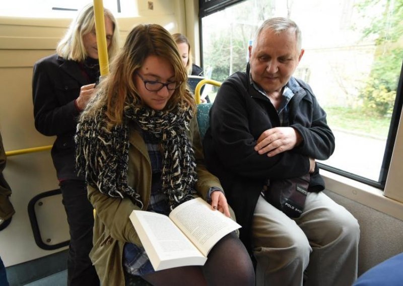 U pulskim gradskim autobusima pokrenuta akcija 'Pula čita'