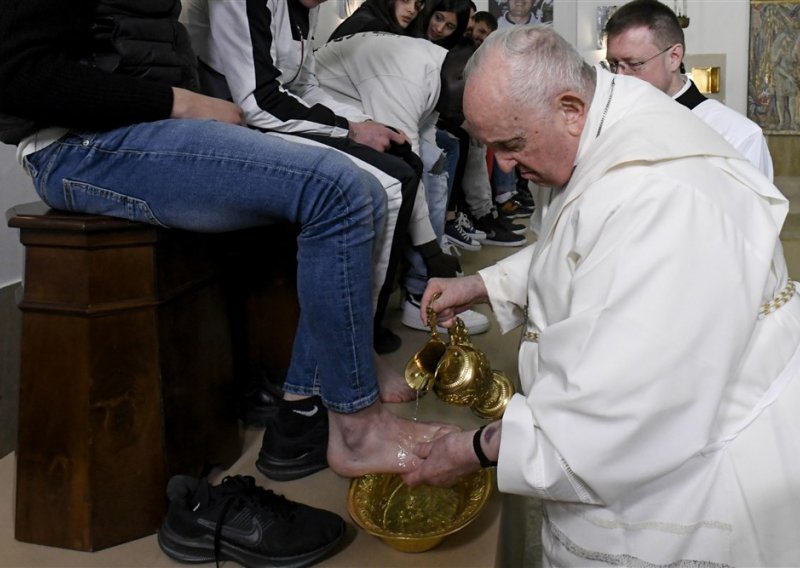 Papa Franjo oprao noge 12 mladih zatvorenika u Rimu, među njima i jedan Hrvat