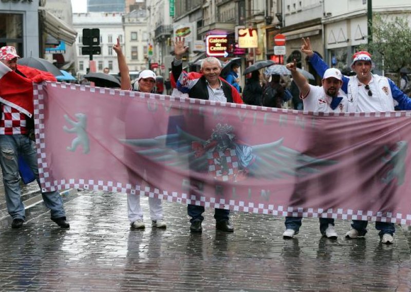 Na ulicama malo hrvatskih navijača koji prkose kiši