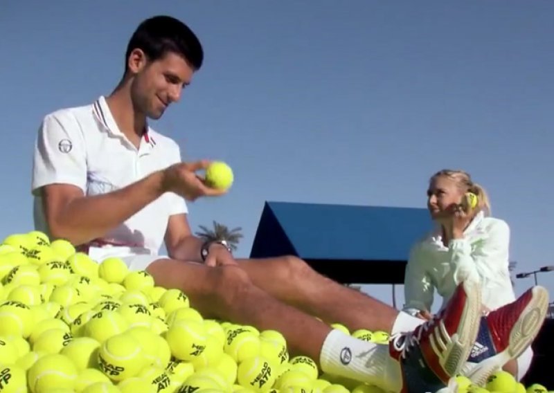 Đoković i Šarapova kradu lopte na teniskom terenu