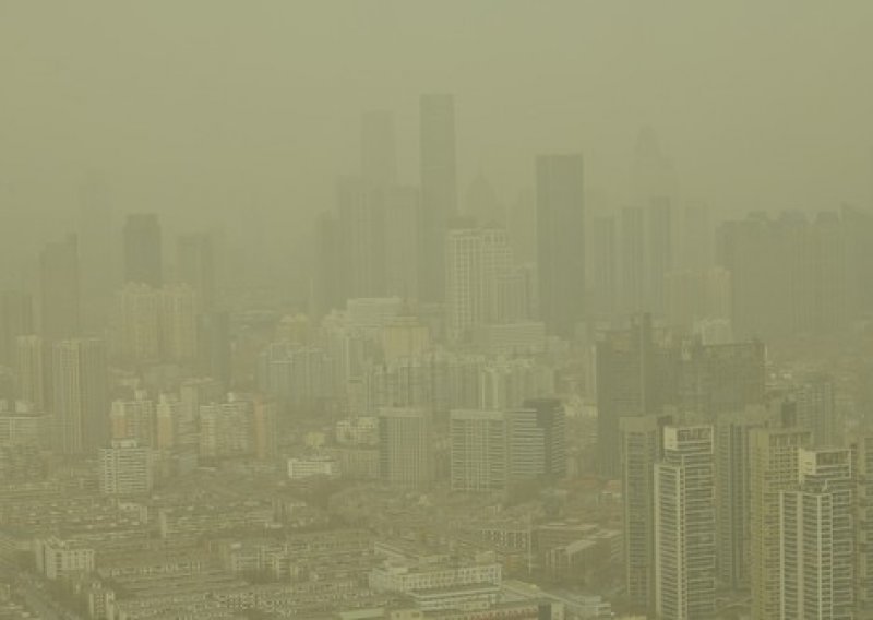 Velika pješčana oluja prohujala kroz Kinu, u Pekingu alarmantno zbog kakvoće zraka