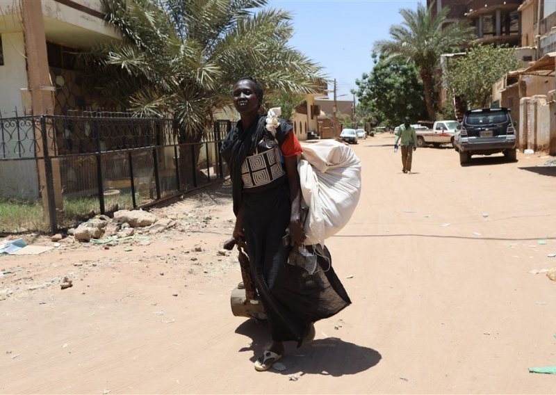 Nove borbe u Kartumu; samoposluge su prazne, nema hrane, ljudi bježe iz grada