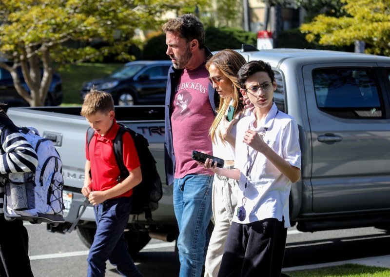Kakva idila: Jennifer Lopez i Ben Affleck u školu odveli sinove, a stigla je i njegova bivša