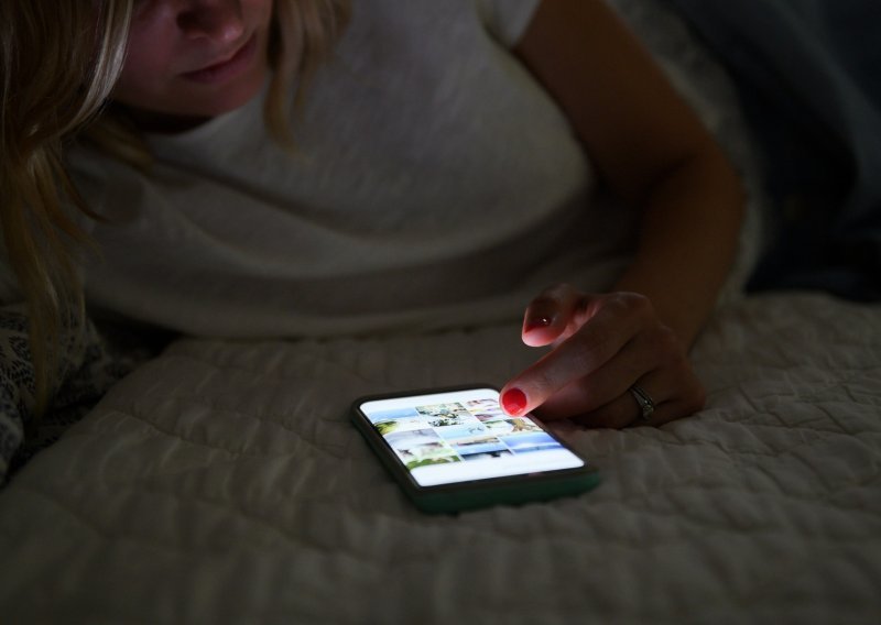 Zašto umjesto odlaska na spavanje, skrolamo po mobitelu? Evo kako si pomoći