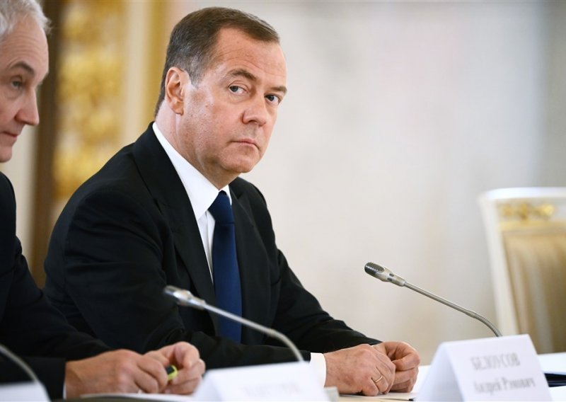 Medvedev se smije očajnom djedici Bidenu jer opet hoće biti predsjednik