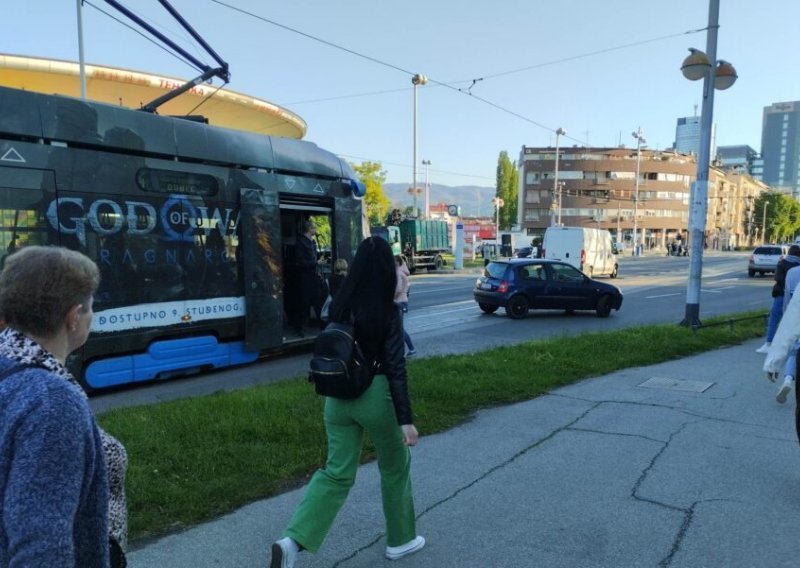 Prometna nesreća u centru Zagreba: Tramvaj udario automobil, stvaraju se gužve