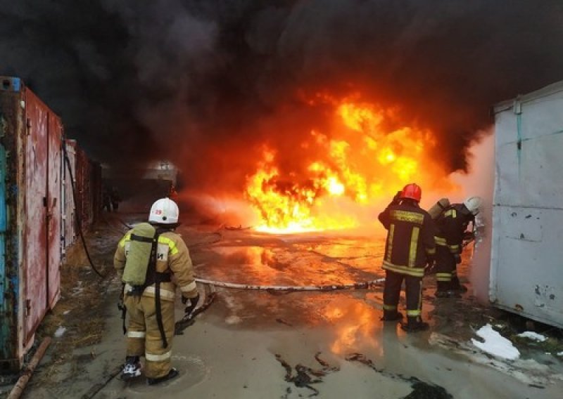 Bjesne požari na ruskom Uralu, vatra progutala desetine kuća, jedna osoba poginula