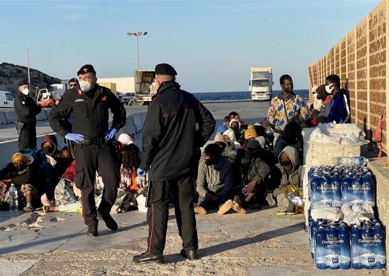 Stotine migranata stiže na Lampedusu, nađena tijela dviju žena