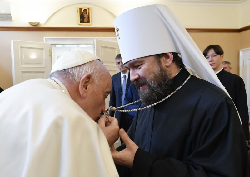 Papa Franjo zagrlio biskupa Ruske pravoslavne crkve i poljubio mu križ