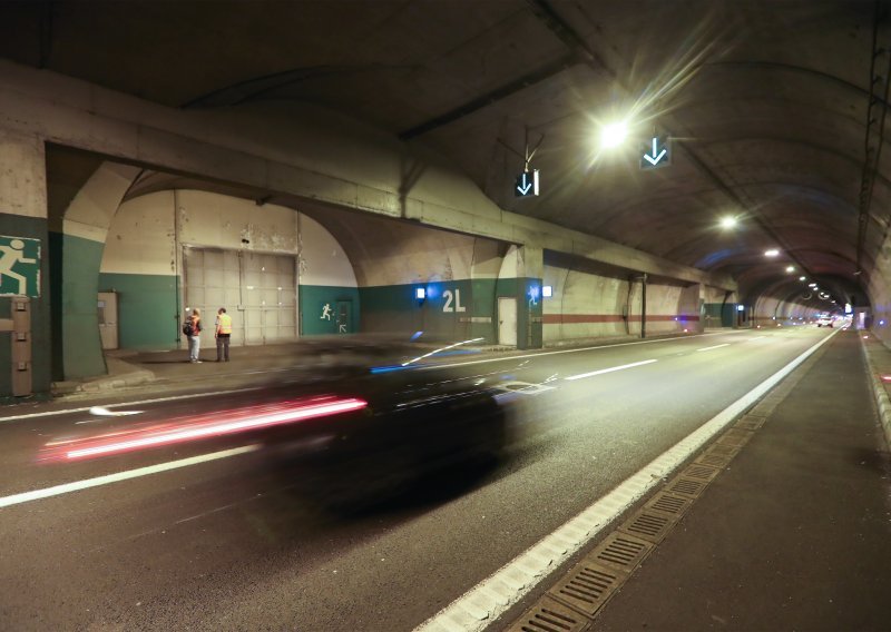Prometna nesreća u tunelu Sv. Rok: Jedan vozač životno ugrožen