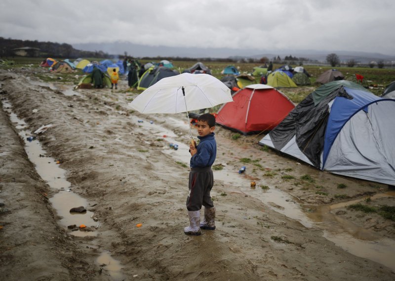 Grčka policija premjestila 1.500 migranata iz logora u Idomeniju