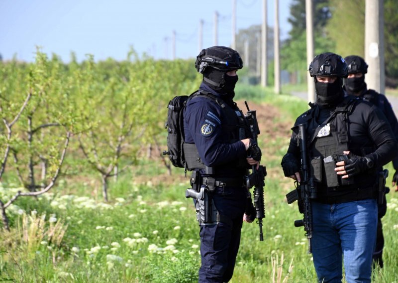 Srpska policija privodi mlade koji na mrežama oponašaju masakr, kod jednog našli i pušku