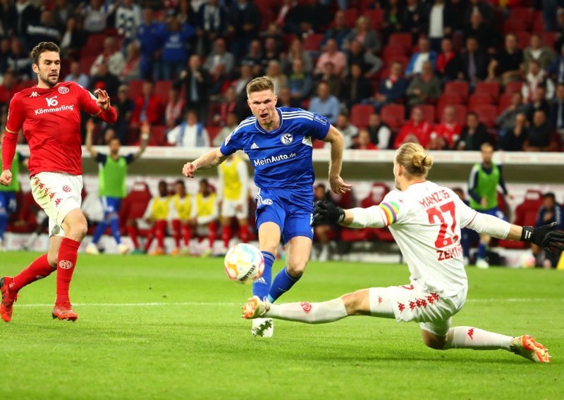 Schalke u gostima stigao do važne pobjede golom u 102. minuti iz penala
