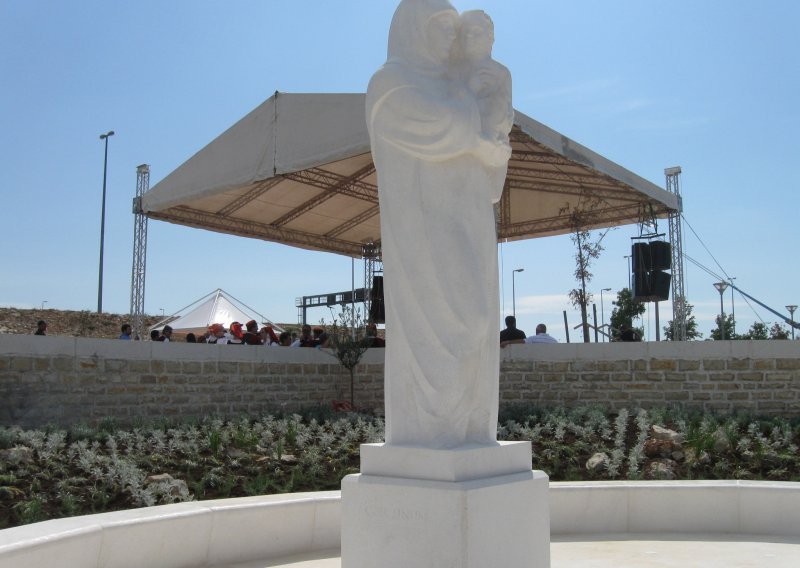Najveći kip Gospe s Isusom postavljen uz Dalmatinu