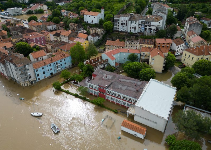 Obrovac se i dalje bori s nabujalom Zrmanjom: Pogledajte kako poplavljeni grad izgleda iz zraka