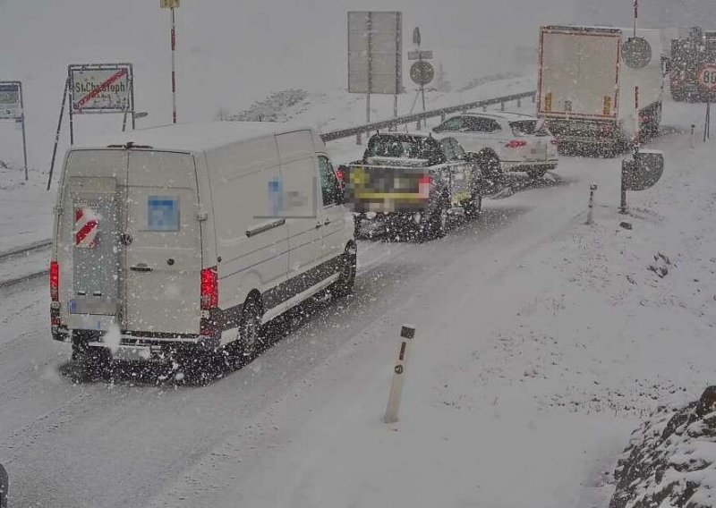 Snježni kaos u Austriji: Zapeli kamioni, prekinut promet prijevojem Arlberg