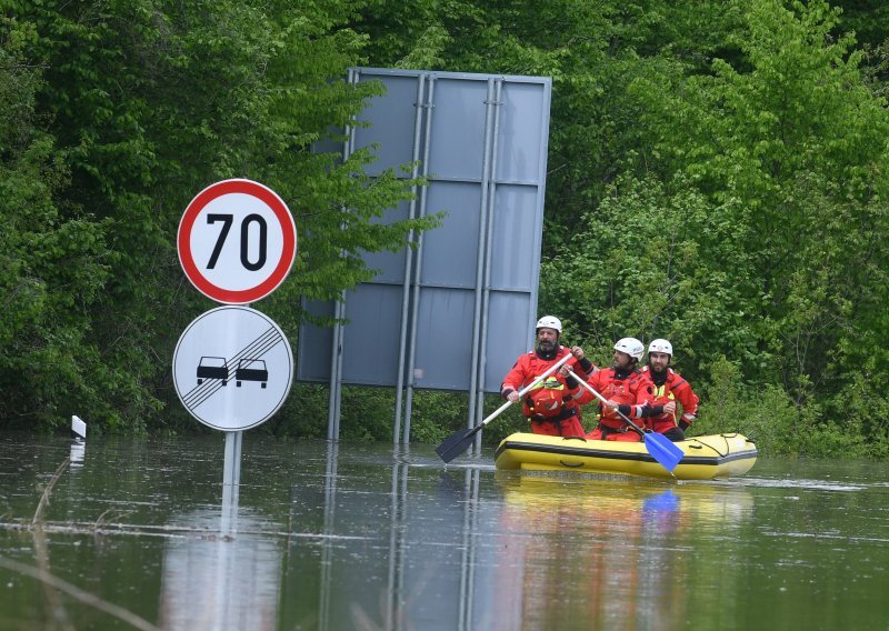 U Gračacu poplavljeno najmanje 59 kuća. Ljudi su evakuirani i na sigurnom