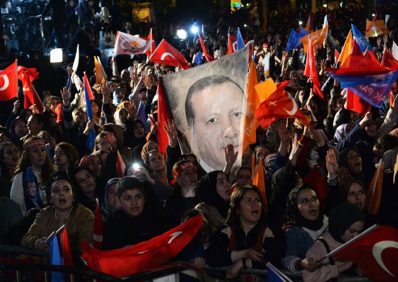 Ankete su govorile o padu Erdogana, ali sad u drugi krug ulazi kao favorit