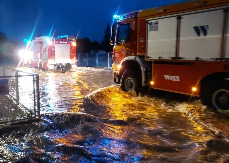 Prvi u pomoć poplavljenima priskočili vatrogasci, više od 4000 bilo ih je na terenu