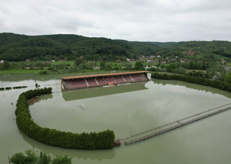 Una i Sana ugrozile grad na sjeveru BiH, nogometno igralište potpuno poplavljeno