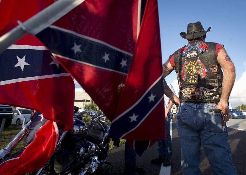 Aktivistica skinula konfederacijsku zastavu u Južnoj Karolini