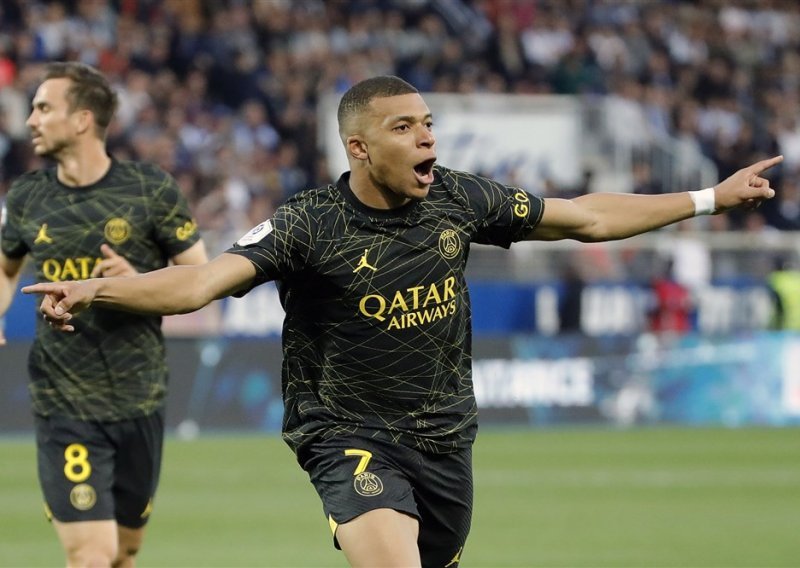 Kylian Mbappe u dvije minute zabio dva gola i 'pogurao' PSG prema obrani titule