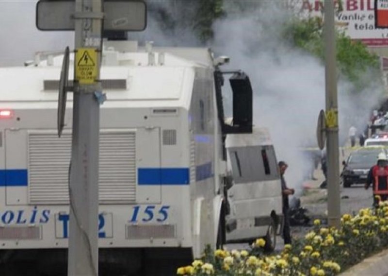 Napadnut policijski autobus u Turskoj, dvoje mrtvih i osam ranjenih