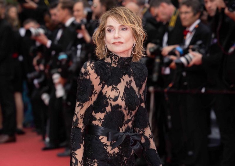 Nitko joj ne bi dao 70: Francuska diva očarala u čipkastoj haljini i 'nevidljivim' štiklama