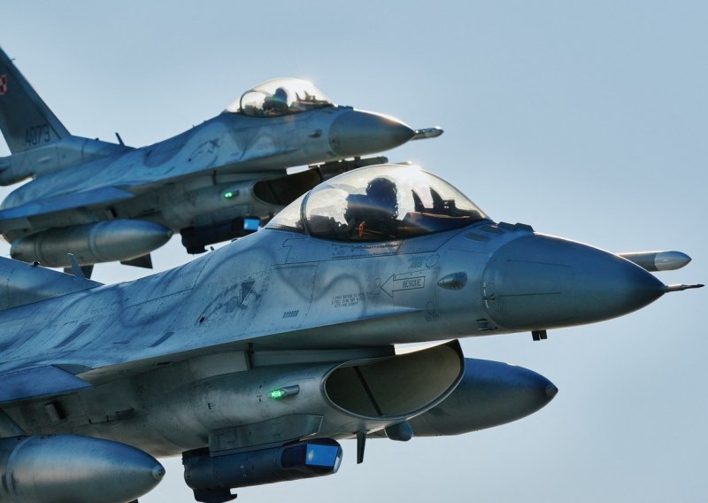 Ukrajina planira obučiti 'nekoliko desetaka' borbenih pilota za F-16