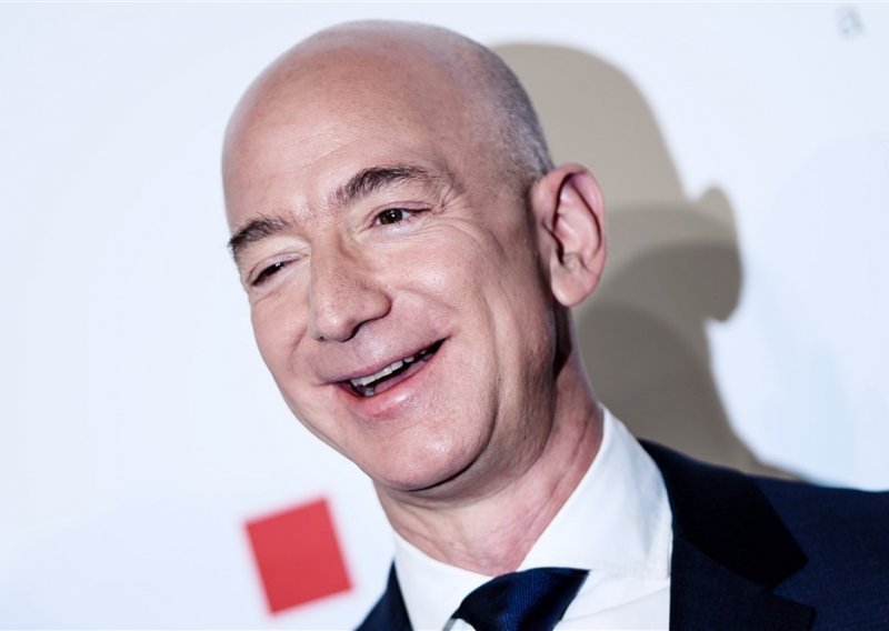 Uz najveću jahtu na svijetu, Bezos ima i još jednu - ne za sebe već za aute